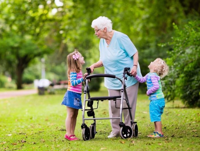 seniors activités avec les enfants dans une maison de retraite frejus saint raphael